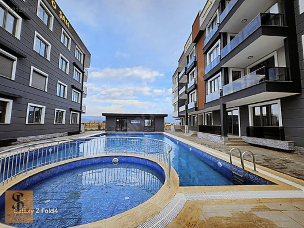 Ayvalık Altınova'da Havuza Cephe Satılık Sıfır 1+1 Dair