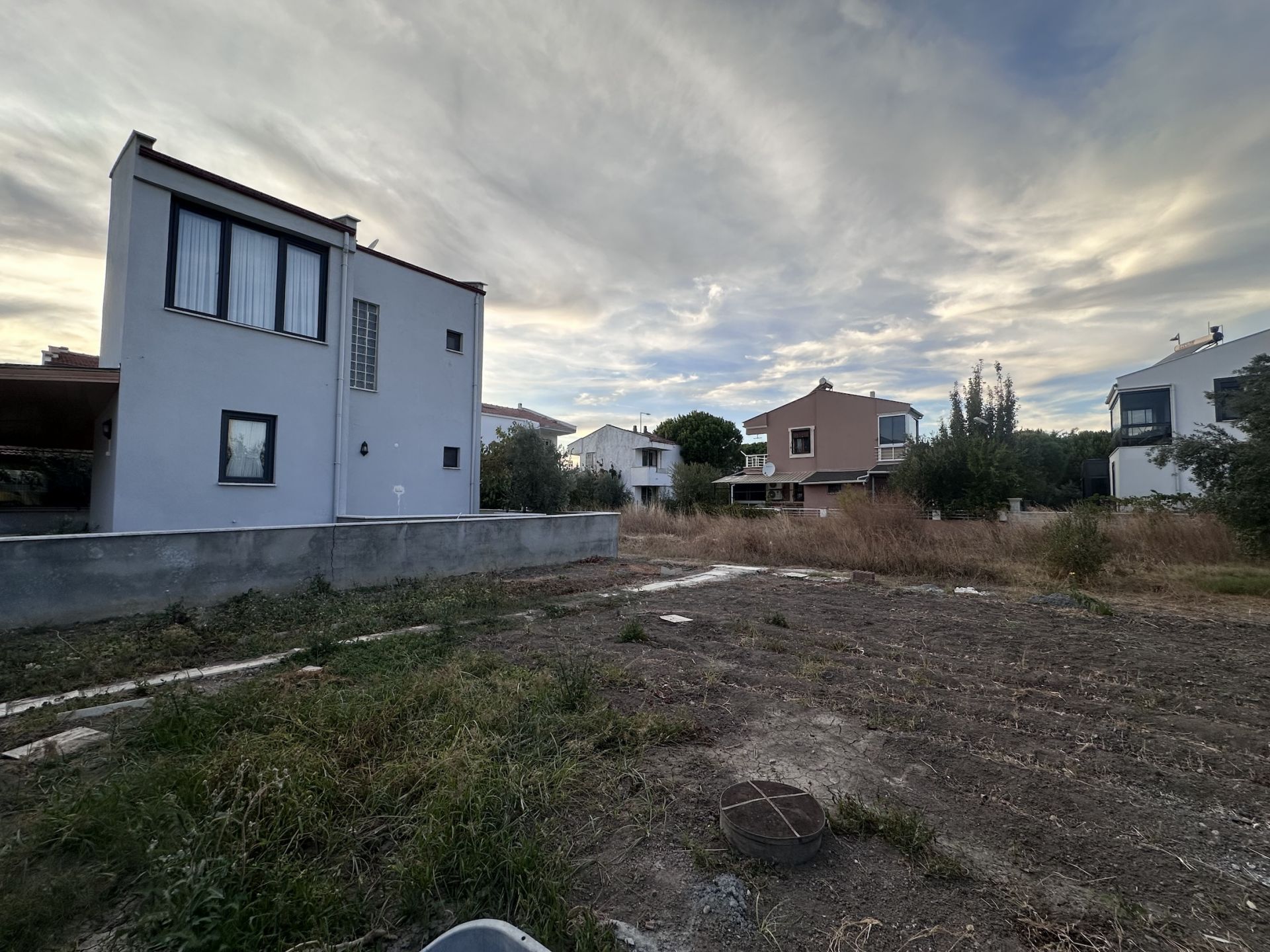Ayvalık Altınova'da Satılık Müstakil Villa İmarlı Arsa