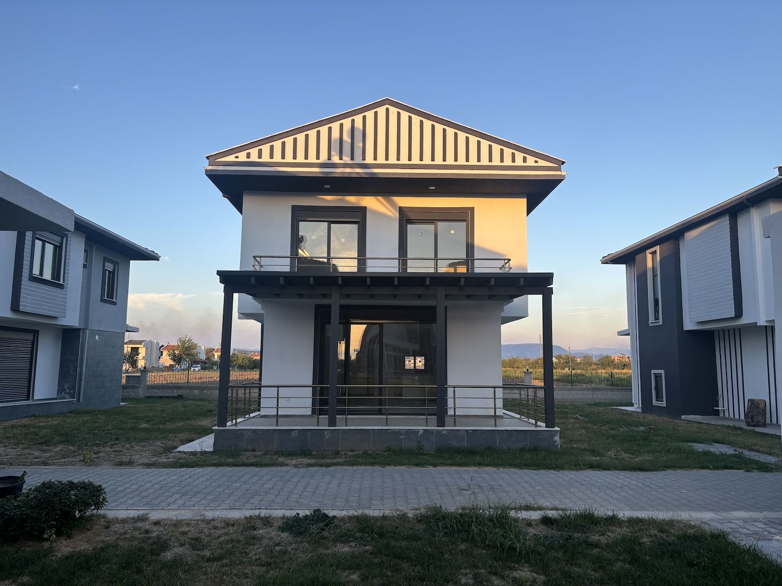 Ayvalık Altınovada Havuzlu Denize Sıfır Sitede Satılık 